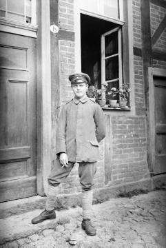 Der Erste Weltkrieg an der "Heimatfront": Französischer Kriegsgefangener auf Hof Deinken, Bauerschaft Lavesum-Ontrup (Hohe Mark), undatiert