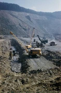 Erste Bauphase des Biggestaudamms am Dünneckenberg: Schotterplanierung zur Aufbereitung der Dammsohle