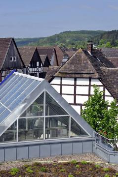Kathrin Frischemeyer: Altstadtdächer in Beverungen, im Vordergrund: Städtebaulich angepasste Dachgestaltung des modernen Minipreis-Centers