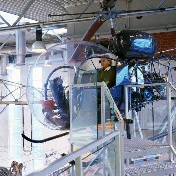 Hubschrauber mit LWL-Fotografin Greta Schüttemeyer in der "Energiehalle" der Deutschen Arbeitsschutzausstellung der Bundesanstalt für Arbeitsschutz und Arbeitsmedizin, eröffnet 1993 - Museum und Veranstaltungsort zum Thema Arbeitswelten, Friedrich-Henkel-Weg