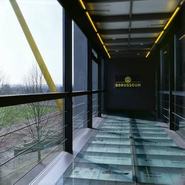 Eingang zum Borusseum - Museum zur Geschichte des Fußballvereins Borussia Dortmund an der Nordostecke des Signal-Iduna-Stadions (ehemals Westfalenstadion), Strobelallee, eröffnet 2008 zum 99. Geburtstag des Vereins
