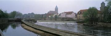 Aprilmorgen an der Ems in Rheine-Altstadt, Standort am Ems-Stauwehr mit Blick auf die Dionysius-Kirche und die alte Ems-Mühle (Bildrand rechts)