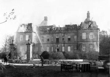 Brand auf Schloss Schwarzenraben an Ostern, den 23. April 1935, ausgelöst durch ein Bügeleisen