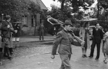 Nottuln, Juni 1948: Schützenfest der St. Antoni-Bruderschaft - Zugmitglieder vor dem Aufbruch zur Festwiese