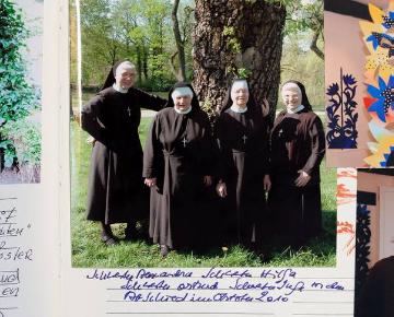 Thuiner Franziskanerinnen im Jahr 2010 auf Besuch im ehemaligen Kloster Herzebrock bei Familie von Bentheim-Tecklenburg, seit 2001 Besitzer des einstigen Konventgebäudes der Anlage (Fotografie im Gästebuch)
