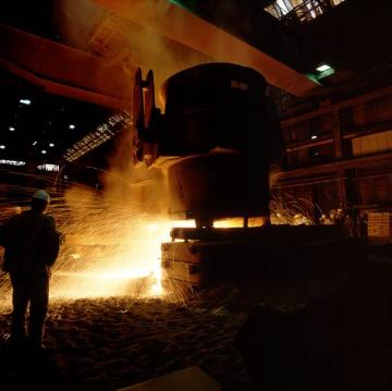 Henrichshütte: Stahlwerker beobachtet den Gußvorgang