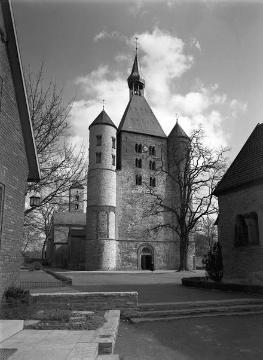 St. Bonifatius-Kirche: Westbau mit Mittelturm und Treppentürmen (ehem. Stiftskirche in Freckenhorst)