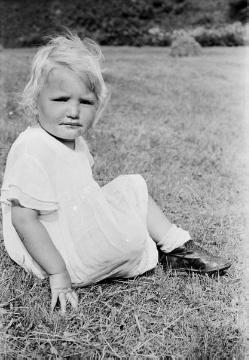 Kind Maria Wegener (geb. 1939, später verheiratete Albers) während der Heuernte in Schmallenberg-Bödefeld