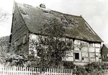 Schmallenberg-Huxel, Haus Anton Köhler: Baufälliges Fachwerk mit halb abgedecktem Dach, nur noch in zwei Räumen bewohnbar, undatiert, 1920er Jahre