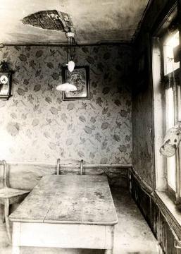 Haus Josef Schulte, Schmallenberg-Bracht: Wohnzimmer mit beschädigter Decke, undatiert, 1920er Jahre