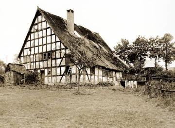 Altes Fachwerkhaus mit Obstbaumgarten in Wenden, undatiert, 1920er Jahre