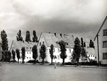 Herford, Clausewitzstraße: Neubausiedlung mit 16 Wohnungen für Landesbedienstete in der Nähe des Werreufers, undatiert, um 1955