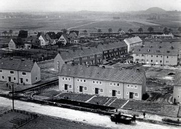 Dortmund-Aplerbeck: Neue Reihenhaus-Eigenheimsiedlung Weiße-Ewald-Straße Ecke Suitbertstraße, undatiert, um 1955 [vgl. 03_3750, _3752]