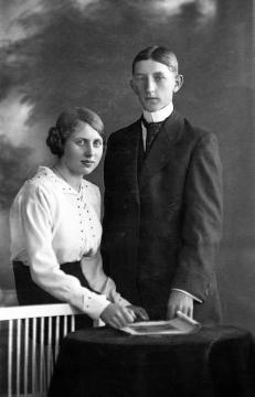 Kaufmann Kaspar Reinold, Sohn der Familie Heinrich Reinold aus Unna-Hemmerde, wahrscheinlich mit seiner Verlobten oder Ehefrau, Atelieraufnahme, undatiert, um 1918?