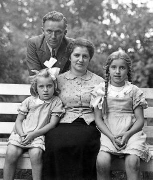 Lehrer und Schriftsteller Hermann Homann mit Ehefrau Erna (geb. Jacobs) und den Töchtern Dita (links) und Ute (3.9.1925-2021, später verheiratete Nölle). Ostbevern, um 1937.