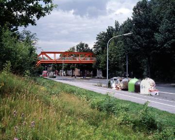 Gelsenkirchen-Bismarck, Bickernstraße: Fußgängerbrücke zum Consolpark, eine von 15 Brücken der ehemaligen Erzbahntrasse vom Rhein-Herne-Kanal zum Stahlwerk Bochumer Verein (BO-Innenstadt), Trassenlänge 9 km, Bau und Ausbau 1901-1930, nach Aufgabe des Stahlwerkes in den 1960er Jahren Rückbau zum Radwanderweg "Emscher-Weg" 2002-2008