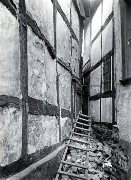 Iserlohn, Haus Ohlstraße 27 (links), baufällig, verhinderter Lichteinfall durch zu geringen Bauabstand (verjüngt auf 70 cm) - amtliche Fotografie des Stadtbauamtes Iserlohn, undatiert, 1920er Jahre
