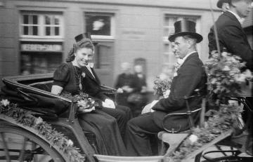 Brautpaar (unbezeichnet) und Gäste in der Hochzeitskutsche, Nottuln, Ende 1940er Jahre