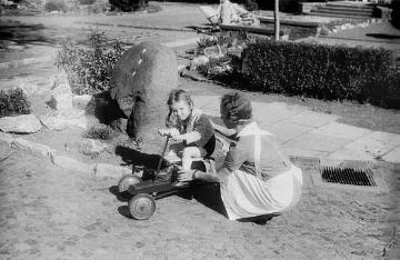 Die Nottulner Fabrikantenfamilie Rhode: Tochter von Günter Rhode mit Hausmädchen Marianne beim Spielen im Garten von Villa Rhode, undatiert, Ende 1940er Jahre?