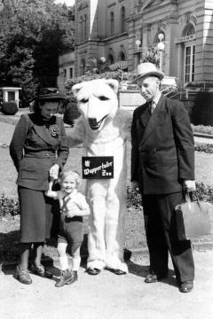 Heinrich Josef Hornkamp (1916-2001, Bahnbeamter) mit Ehefrau Luise (geb. Reinold, 1914-2005) und Sohn Dietmar unterwegs im Wuppertaler Zoo, undatiert, Ende 1940er Jahre