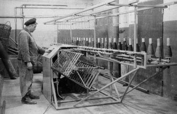 Strumpffabrik Gebr. Rhode Strickereien GmbH, Nottuln: Schlosser Burkhard an der Garnweifmaschine (Eigenbau), um 1948