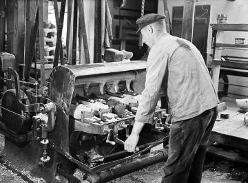 Holzschuhmanufaktur: Rohlinge in der Bohrmaschine zum Ausräumen des Innenschuhs