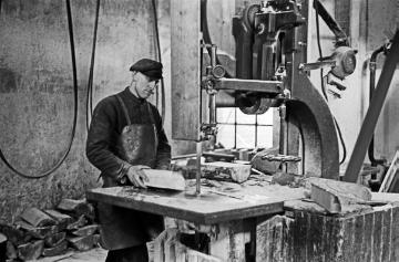 In der Holzschuhfabrik Seier, Franz Droste an der Bandsäge