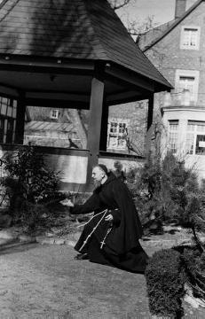 Kapuzinerpater Mainolf im Garten der Villa Rhode, Nottuln, undatiert, Ende 1940er Jahre