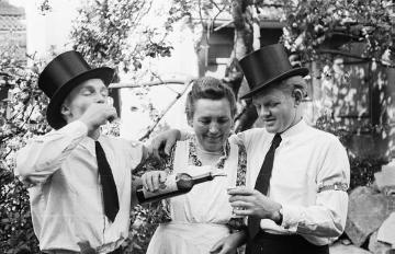 Hochzeit Allendorf (2) - Gäste beim Umtrunk auf Hof Allendorf, Nottuln, Ende 1940er Jahre