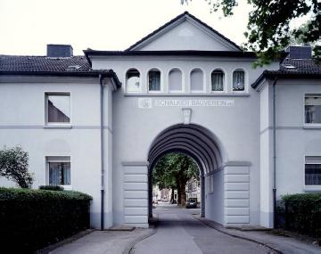 Toreinfahrt zur Genossenschaftssiedlung Ottostraße des Schalker Bauvereins in Gelsenkirchen-Bismarck, bezeichnet 1926 (Genossenschaftsgründung 1898)