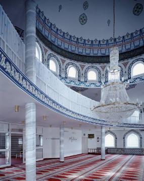Gebetssaal (Frauenempore) in der Moschee der türkisch-islamischen Gemeinde Gelsenkirchen-Hassel, eröffnet 1994 (Am Freistuhl 14-16), Architekt: Fritz Brückner