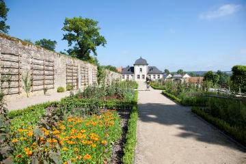 Prälatengarten des ehemaligen Augustinerklosters Dalheim bei Lichtenau (1264-1803), neu gestaltet nach historischen Quellen in 2010, im Hintergrund: das große Gartenhaus als nördlicher Abschluss des Geländes