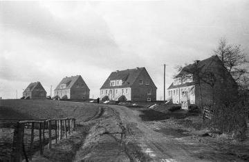 Nottuln, Niederstockumer Weg: Die ersten von später 16 Häusern der Bruderschaftssiedlung, errichtet auf Initiative der Bruderschaften St. Antoni und St. Martini zur Bekämpfung der Wohnungsnot nach dem 2. Weltkrieg