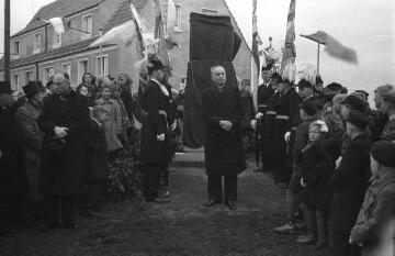 Nottuln, November 1949: Einweihung der Bruderschaftssiedlung am Niederstockumer Weg, errichtet auf Initiative der Bruderschaften St. Antoni und St. Martini zur Bekämpfung der Wohnungsnot nach dem 2. Weltkrieg