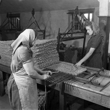 Landespflegeanstalt Benninghausen, 1950: Frauen beim Arbeitsdienst in der Mattenflechterei.