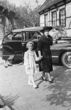Kommunion bei Familie Günter Rhode, Nottuln: Frau Agnes Rhode, geb. van Endert, mit Tochter, undatiert, um 1948? 