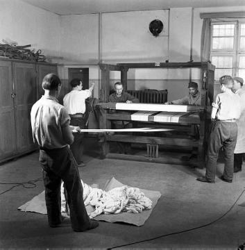 Landespflegeanstalt Benninghausen, 1950: Männer beim Arbeitsdienst in der Seilweberei.