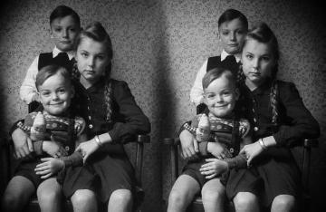 Familie Johannes Weber, Nottuln: Tochter Renate (*1935) mit den Brüdern Manfred (hinten, *1938) und Rolf (*1943), undatiert, um 1947?