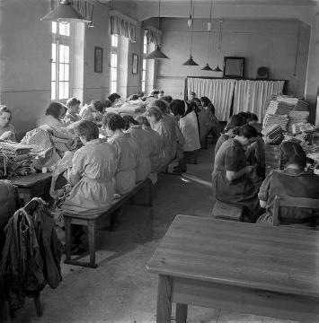 Landespflegeanstalt Benninghausen, 1950: Frauen beim Arbeitsdienst in der Näherei.
