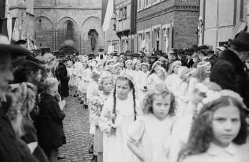 Prozession von Kommunionkindern in Nottuln - im Hintergrund die Pfarrkirche St. Martinus, undatiert, um 1948?