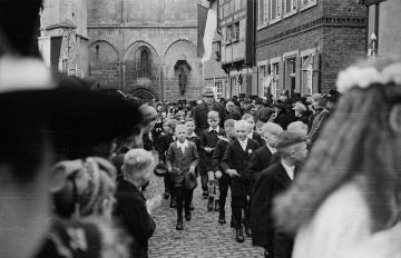 Prozession von Kommunionkindern in Nottuln - im Hintergrund die Pfarrkirche St. Martinus, undatiert, um 1948?
