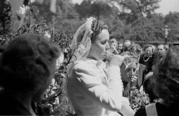 Hochzeit Allendorf (2) - Begrüßung der Braut auf Hof Allendorf mit einem Umtrunk, Nottuln, Ende 1940er Jahre