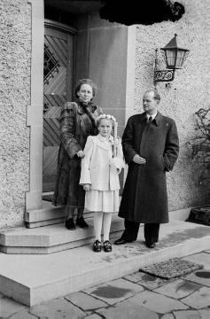 Eheleute Fritz Rhode und Tochter anlässlich ihrer Kommunion, Nottuln, undatiert, Ende 1940er Jahre?