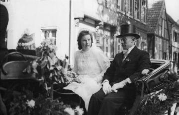 Brautpaar (unbezeichnet) in der Hochzeitskutsche, Nottuln, Ende 1940er Jahre