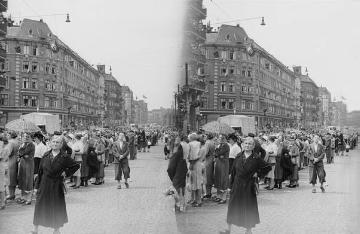 Hamburg im 2. Weltkrieg: Zuschauermenge während eines Truppentransportes durch die Innenstadt, 1. Halbjahr 1943 (Stereofotografie)