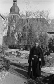 Pfarrkirche St. Martinus, Nottuln, vorn: Kapuzinerpater Mainolf im Garten der Villa Rhode, undatiert, Ende 1940er Jahre