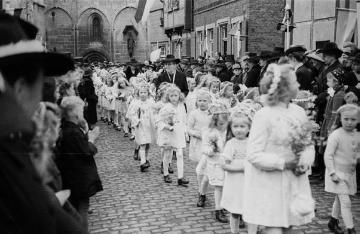 Prozession von Kommunionskindern in Nottuln - im Hintergrund die Pfarrkirche St. Martinus, undatiert, um 1948?