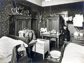 Beengter Wohn-Schlaf- und Küchenraum für 3 Erwachsene und 2 Kinde, undatiert, 1920er Jahre - Ort und Fotograf nicht überliefert, zugeschrieben Ernst Krahn