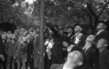 Nottuln, Juni 1948: Schützenfest der St. Antoni-Bruderschaft - Vogelschießen auf der Festwiese, aufgrund des Waffenverbotes während der Nachkriegszeit mittels Armbrust