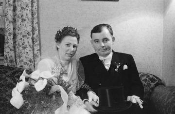 Brautpaar Bakenecker in der häuslichen "Porträt-Ecke" des Fotografen Johannes Weber, Nottuln, Ende 1940er Jahre